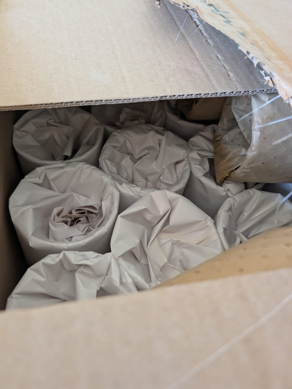 Céramiques Rhapsodie emballées, à leur arrivée à l'atelier, avant contrôle et coulage.