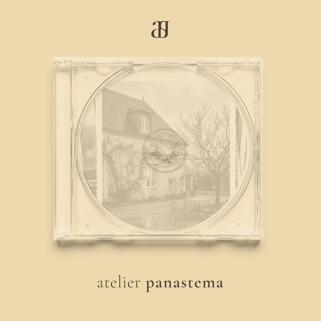 Pochette de la playlist d'Amara : une maison de campagne sous la pluie dans un boîtier de disque, sur fond sable