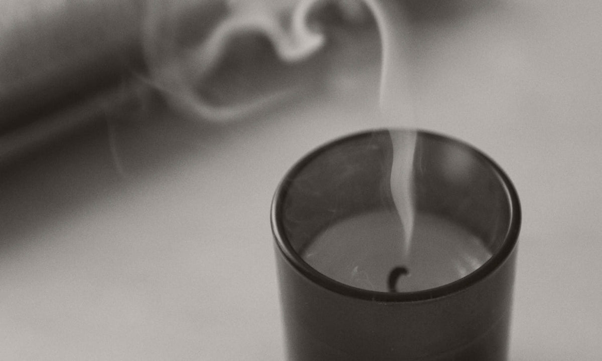 Filet de fumée au-dessus d'une bougie, en noir et blanc