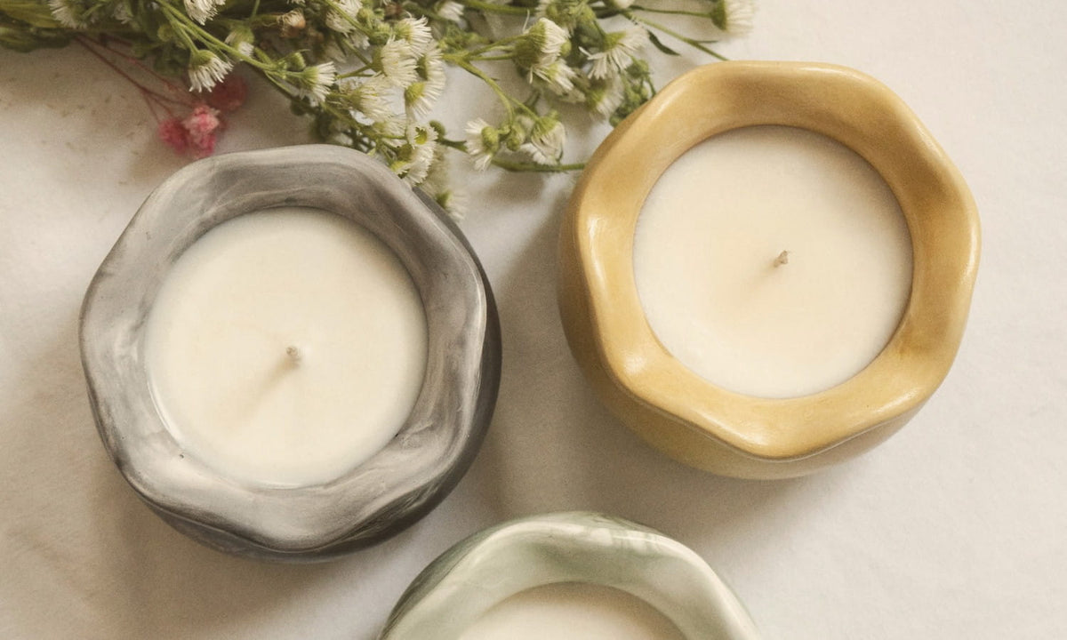 Bougies coulées dans des contenants en céramique émaillée aux bords ondulés