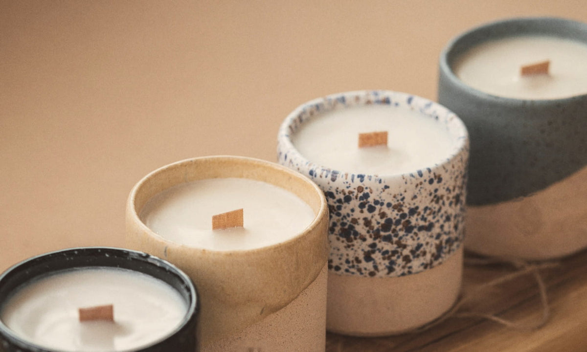 Bougies en céramique avec des mèches en bois