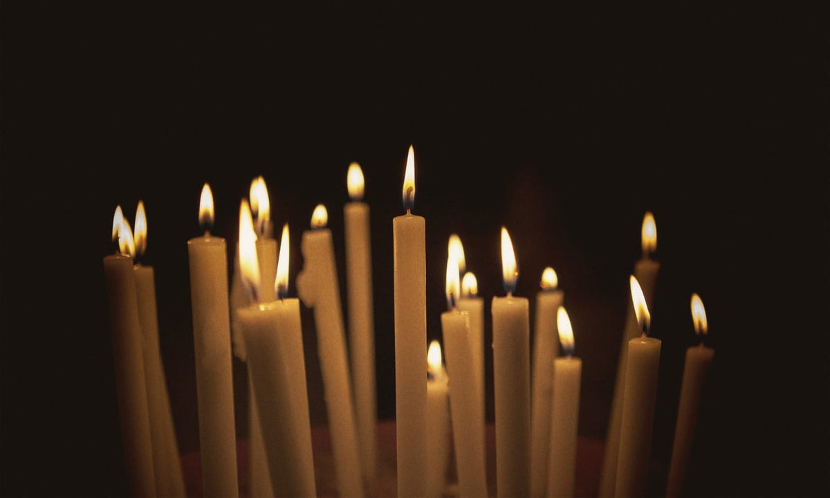 Chandelles blanches allumées dans l'obscurité