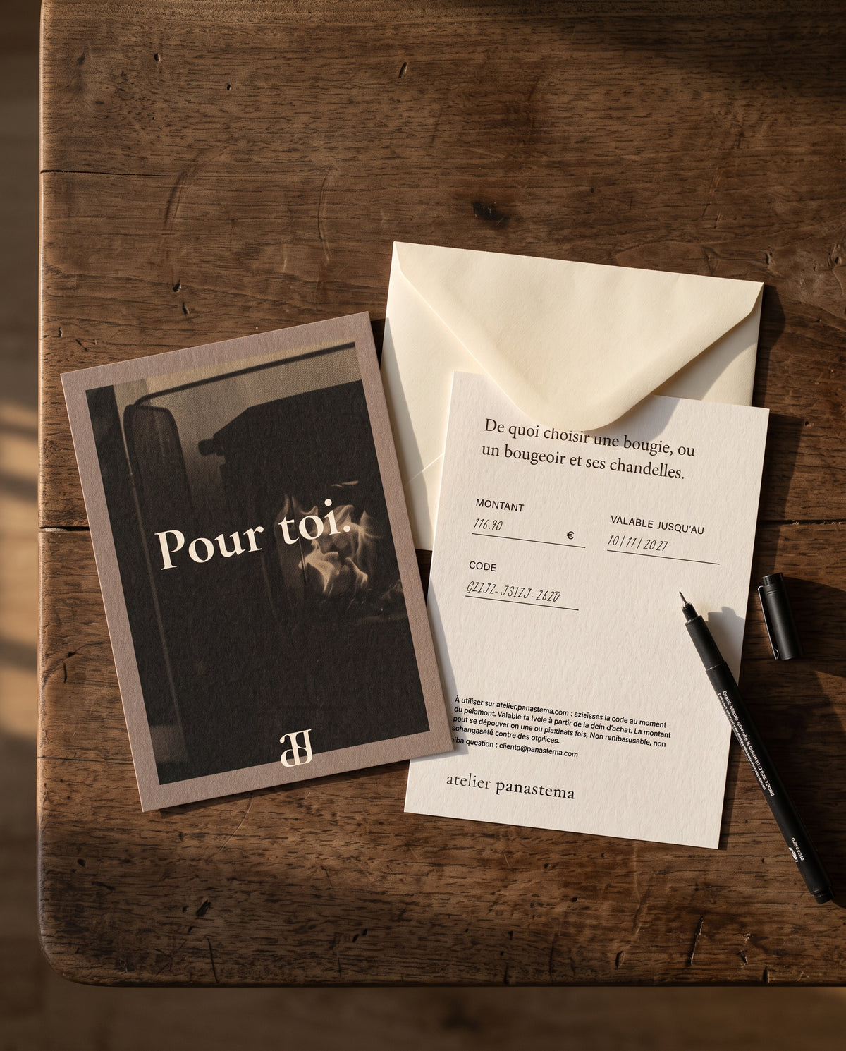 Carte-cadeau Atelier Panastema et son enveloppe, sur une table en bois
